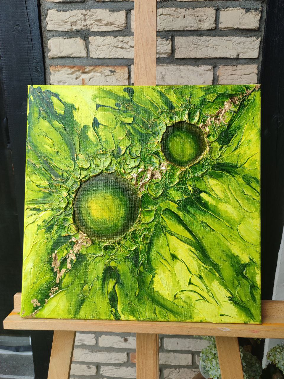 Grünes abstraktes Acrylbild mit zwei leuchtenden Energiefeldern